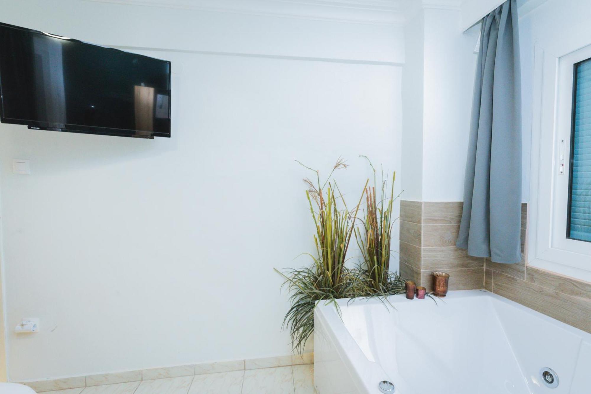 Stylish Apt W Jacuzzi, 5 Min To White Tower Солун Екстериор снимка